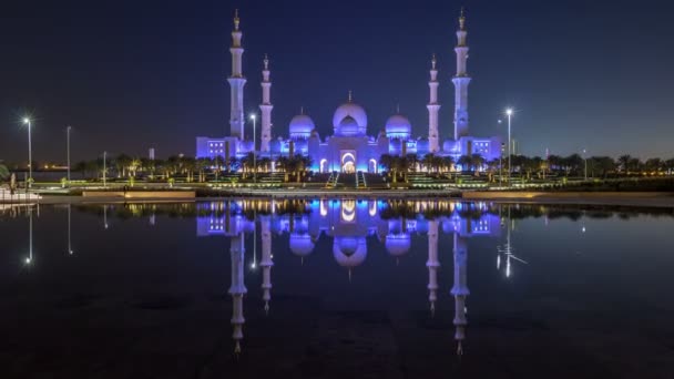 셰이크 자이드 그랜드 모스크 (Sheikh Zaded Grand Mosque), 아랍에미리트 아부 다비 (Abu Dhabi) 의 야간 조명. — 비디오