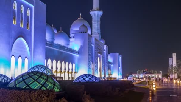 Sheikh Zayed Gran Mezquita iluminada por la noche timelapse, Abu Dhabi, Emiratos Árabes Unidos. — Vídeo de stock