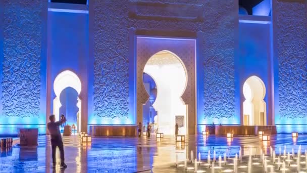 Sheikh Zayed Velká mešita osvětlená v noci, Abu Dhabi, SAE. — Stock video