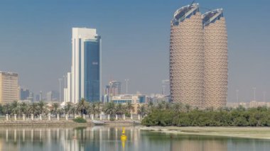 Abu Dabi zaman dilimindeki Al Bahr kuleleriyle gökdelenlerin görüntüsü. Birleşik Arap Emirlikleri