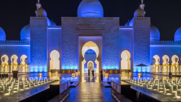 Великая мечеть Шейха Зайеда, освещенная ночью, Абу-Даби, ОАЭ. — стоковое видео