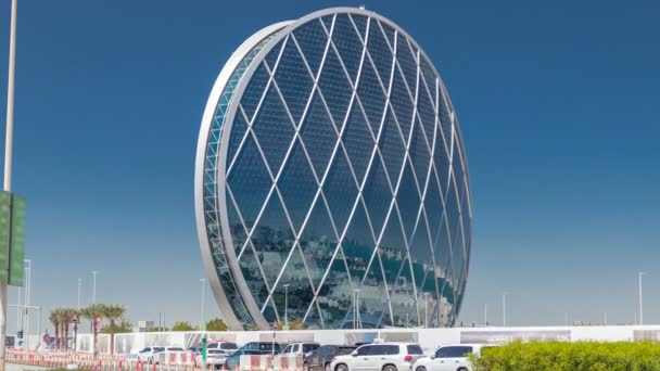 Okrągły wieżowiec Aldar Headquarters Building timelapse in Abu Dhabi, Zjednoczone Emiraty Arabskie. — Wideo stockowe