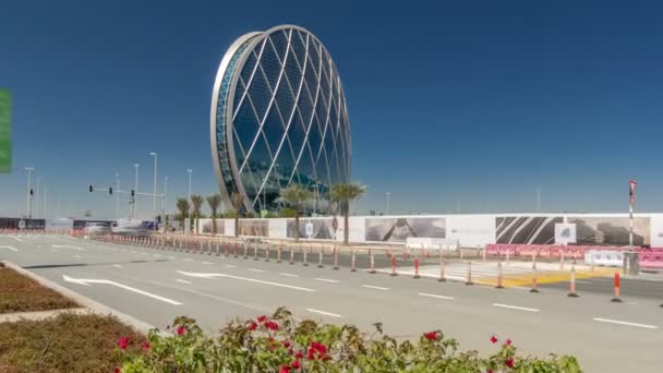 Cirkulär skyskrapa Aldar högkvarter Byggnad timelapse hyperlapse i Abu Dhabi, Förenade Arabemiraten. — Stockvideo