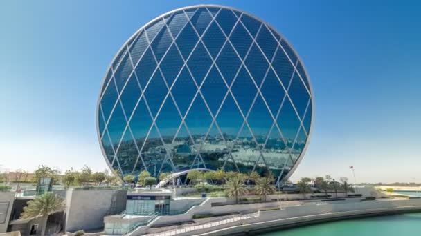 Arranha-céu circular Sede de Aldar Edifício timelapse hyperlapse em Abu Dhabi, Emirados Árabes Unidos. — Vídeo de Stock