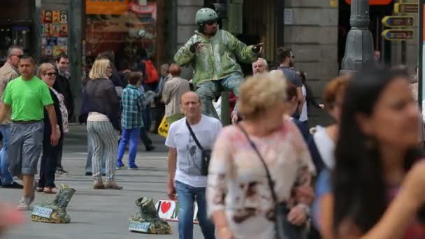 Mimes on square Puerta del Sol entertain public in Madrid, Spain — Stok Video