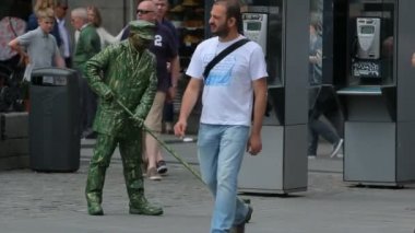 Pandomim meydanında Puerta del Sol Madrid, İspanya genel eğlendirmek