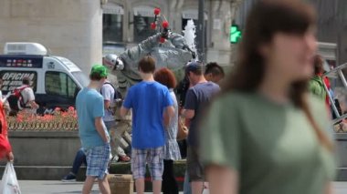 Pandomim meydanında Puerta del Sol Madrid, İspanya genel eğlendirmek