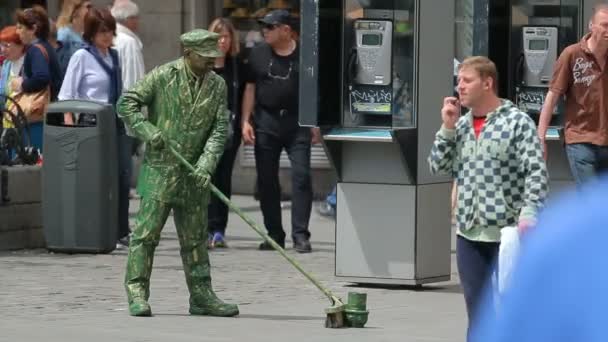 Mimare på torget Puerta del Sol underhålla offentliga i Madrid, Spanien — Stockvideo