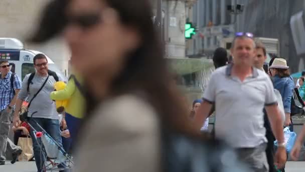 Mimes en la plaza Puerta del Sol entretener al público en Madrid, España — Vídeo de stock