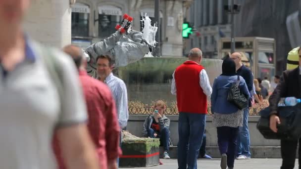 Mimare på torget Puerta del Sol underhålla offentliga i Madrid, Spanien — Stockvideo