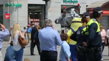 Pandomim meydanında Puerta del Sol Madrid, İspanya genel eğlendirmek