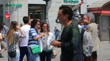 Pandomim meydanında Puerta del Sol Madrid, İspanya genel eğlendirmek