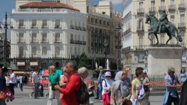 Madrid, İspanya çeşmenin Puerta del Sol Meydanı'nda insanlar yürümek