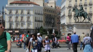 Madrid, İspanya çeşmenin Puerta del Sol Meydanı'nda insanlar yürümek