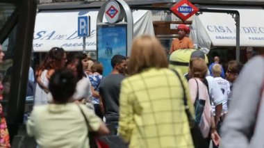 Pandomim meydanında Puerta del Sol Madrid, İspanya genel eğlendirmek
