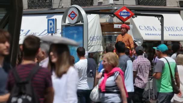 Mimespelers op het plein Puerta del Sol vermaken publiek in Madrid, Spanje — Stockvideo