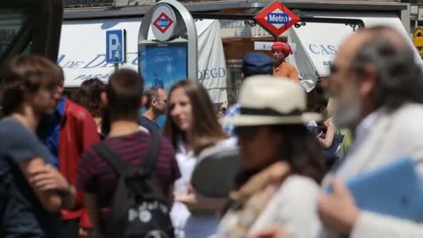 Мимы на площади Пуэрта дель Соль развлекают публику в Мадриде, Испания — стоковое видео