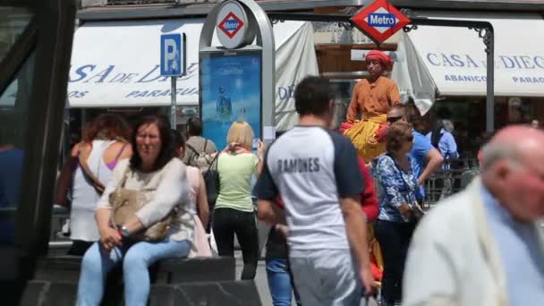 Mimes en la plaza Puerta del Sol entretener al público en Madrid, España — Vídeo de stock