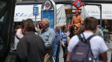 Pandomim meydanında Puerta del Sol Madrid, İspanya genel eğlendirmek