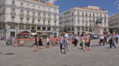 Madrid, İspanya çeşmenin Puerta del Sol Meydanı'nda insanlar yürümek