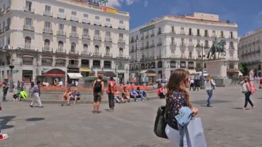 Madrid, İspanya çeşmenin Puerta del Sol Meydanı'nda insanlar yürümek