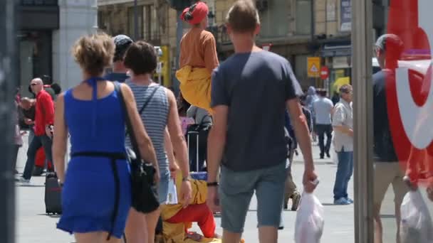 Μίμοι στην πλατεία Puerta del Sol ψυχαγωγήσει δημόσια στη Μαδρίτη, Ισπανία — Αρχείο Βίντεο