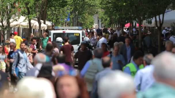 Puerta del Sol yakınlarındaki Madrid sokakta yürürken insan kalabalığı. — Stok video