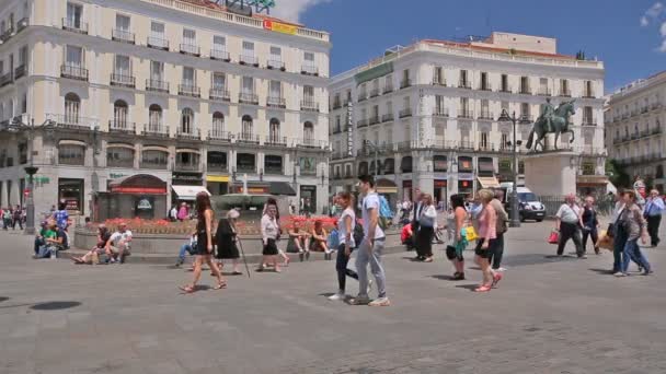スペイン、マドリッドの噴水近くのプエルタ ・ デル ・ ソル広場の上を歩く人 — ストック動画