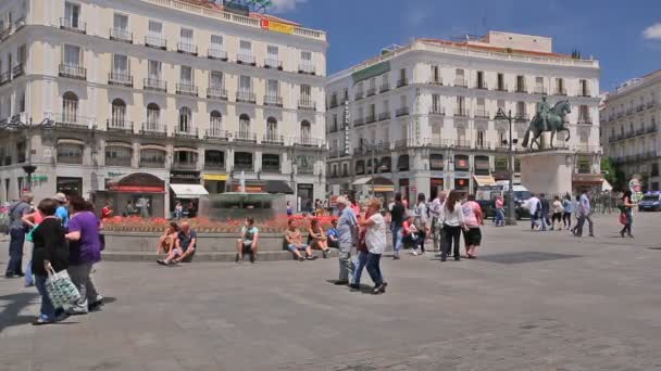 Lidé chodí na náměstí Puerta del Sol v blízkosti fontány v Madridu, Španělsko — Stock video