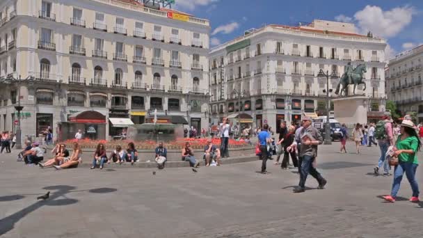 Folk går på torget Puerta del Sol nära fontänen i Madrid, Spanien — Stockvideo