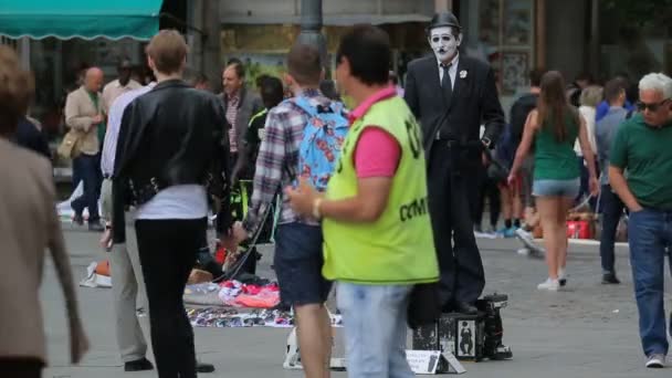 Mimes sur la place Puerta del Sol divertir le public à Madrid, Espagne — Video