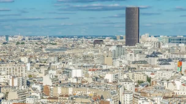 Luchtfoto panorama boven huizen daken in een Paris timelapse — Stockvideo