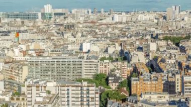Paris 'teki evlerin çatılarının üstündeki hava manzarası. Konut binalarıyla akşam manzarası gün batımına yol açtı