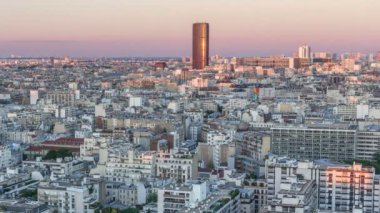 Paris 'teki evlerin çatılarının üstündeki hava manzarası, günden geceye zaman.