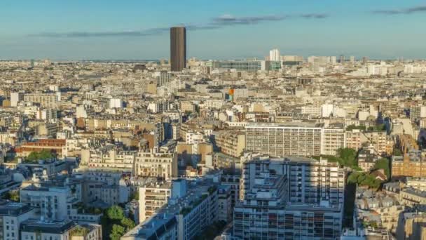 Воздушная панорама над крышами домов в Париже Timelapse — стоковое видео