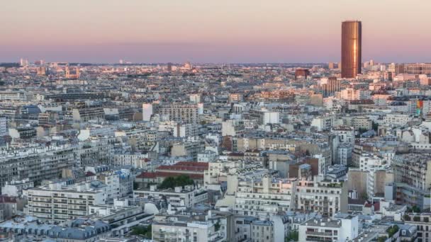 Luchtfoto panorama boven huizen daken in een Parijs dag tot nacht timelapse — Stockvideo