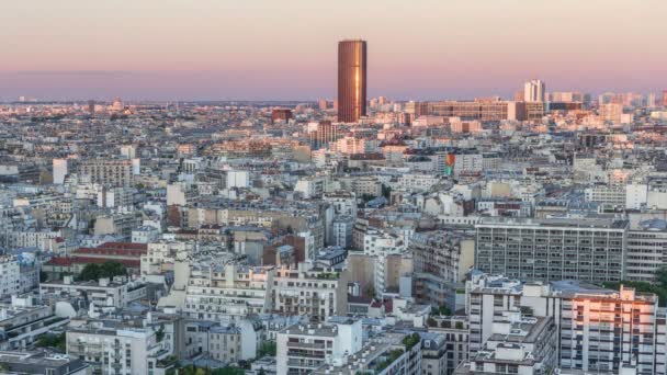 Paris 'teki evlerin çatılarının üstündeki hava manzarası, günden geceye zaman. — Stok video