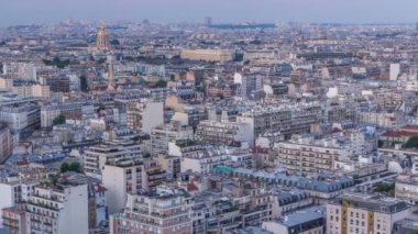 Paris 'teki evlerin çatılarının üstündeki hava manzarası, günden geceye zaman.