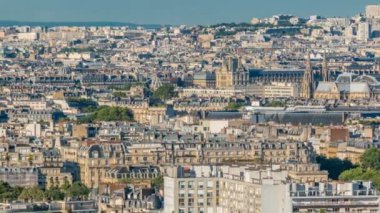 Paris 'teki evlerin çatılarının üstündeki hava manzarası.