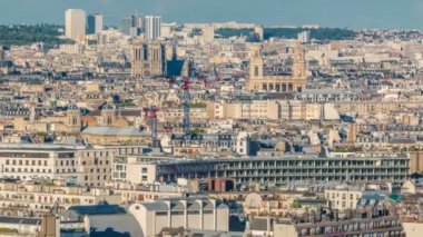 Paris 'teki evlerin çatılarının üstündeki hava manzarası.