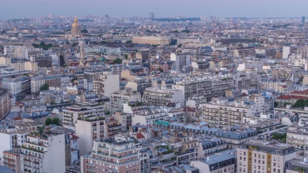 Paris 'teki evlerin çatılarının üstündeki hava manzarası, günden geceye zaman. — Stok video