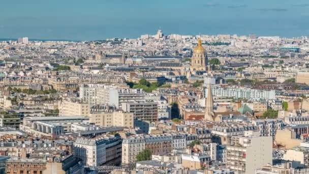 Letecké panorama nad střechami domů v pařížském čase — Stock video