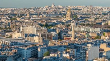 Paris 'teki evlerin çatılarının üstündeki hava manzarası.