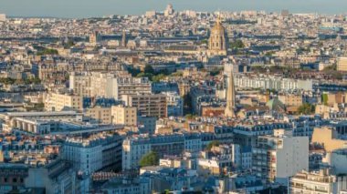 Paris 'teki evlerin çatılarının üstündeki hava manzarası.
