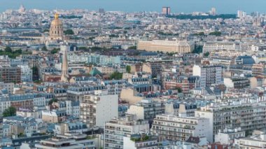 Paris 'teki evlerin çatılarının üstündeki hava manzarası, günden geceye zaman.
