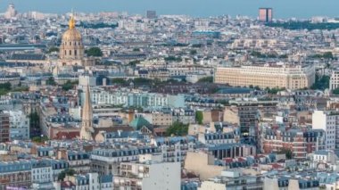 Paris 'teki evlerin çatılarının üstündeki hava manzarası, günden geceye zaman.