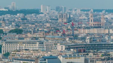 Paris 'teki evlerin çatılarının üstündeki hava manzarası, günden geceye zaman.