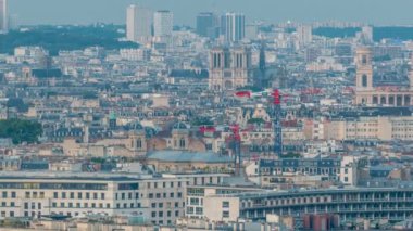 Paris 'teki evlerin çatılarının üstündeki hava manzarası, günden geceye zaman.