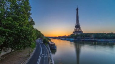 Eyfel Kulesi ve Seine Nehri Sunrise Timelapse, Paris, Fransa