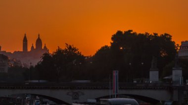 Sunrise Basilica Sacré Coeur ve Seine Nehri timelapse, Paris, Fransa.